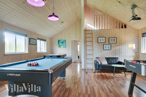 Neben den vielen schönen Stunden, die man im Poolbereich des Hauses verbringen kann, bietet das Luxusferienhaus 285 auch Spielevergnügen bei Billard/Tischtennis und Darts