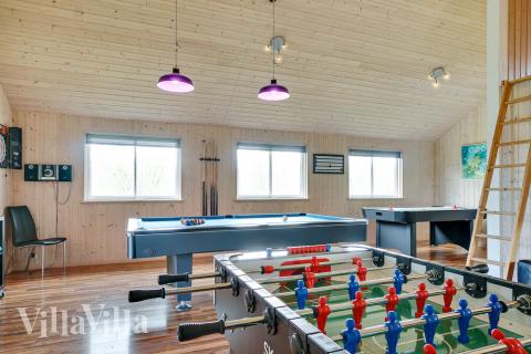 Das Luxusferienhaus 285 für 18 Personen hat einen großen Aktivitätsraum mit u. a. Billard und Darts