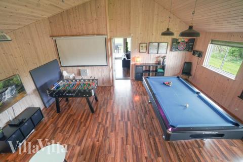 Aktivitätsraum im Luxusferienhaus Nr. 285 mit 7 Schlafzimmern und Platz für 18 Gäste.