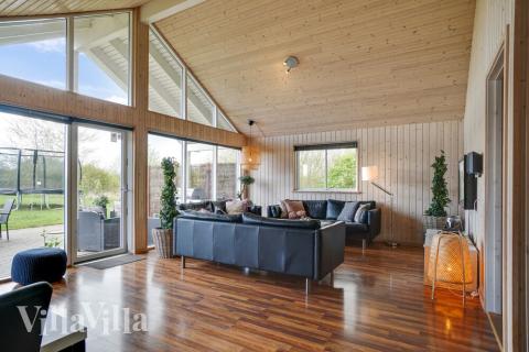 Der große, lichtdurchflutete Aufenthaltsraum im Luxusferienhaus Nr. 285 für 18.