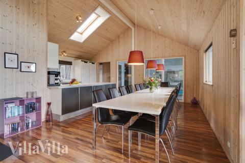 Aufenthaltsraum mit Platz für 18 im Luxusferienhaus Nr. 285.