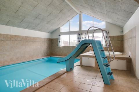 Das Ferienhaus 285 hat einen schicken Poolbereich mit Wasserrutsche, einem geräumigen, eingelassenen Whirlpool und einer Sauna.