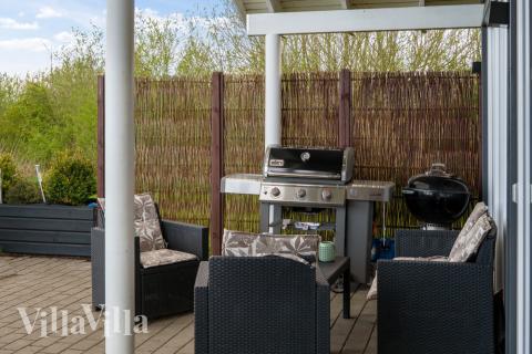 Genießen Sie einen Grillabend auf der Terrasse des Luxusferienhauses Nr. 285 in Lolland/Falster/Mön
