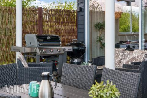 Auf der Terrasse des Ferienhauses Nr. 285 ist Platz für 18 Personen.