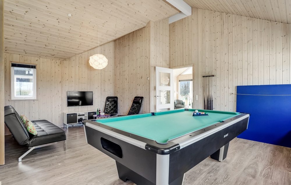 Das Luxusferienhaus 299 für 16 Personen hat einen großen Aktivitätsraum mit u. a. Billard und Darts
