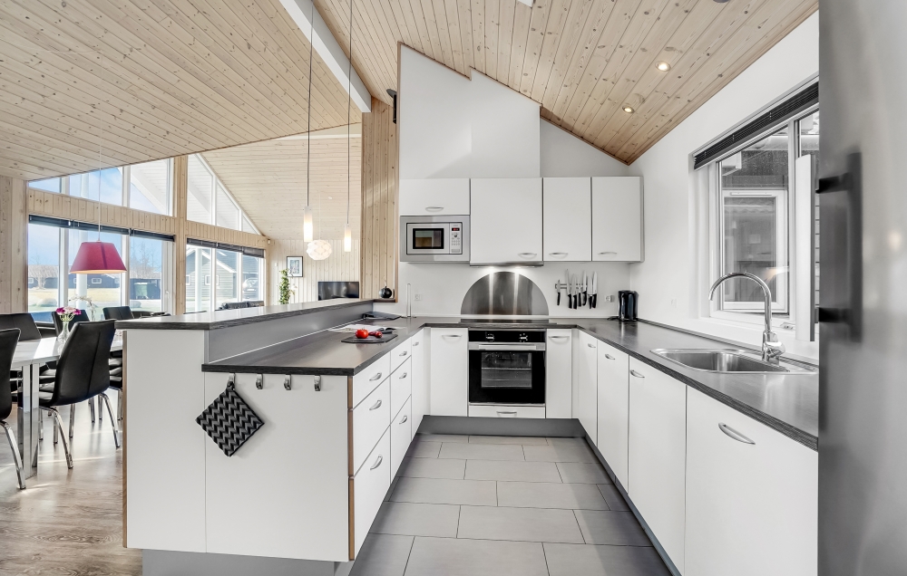 Die Küche in dem Luxusferienhaus Nr. 299 ist so gut ausgestattet, dass man problemlos Mahlzeiten für 16 Personen zubereiten kann.