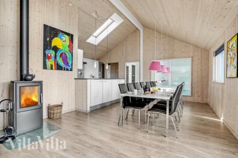 Der große, lichtdurchflutete Aufenthaltsraum im Luxusferienhaus Nr. 299 für 16.