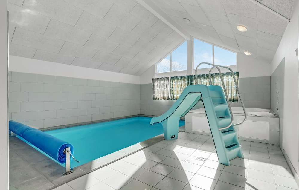 Das Ferienhaus 299 hat einen schicken Poolbereich mit Wasserrutsche, einem geräumigen, eingelassenen Whirlpool und einer Sauna.