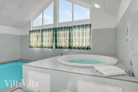 Der schicke Pool im Luxusferienhaus Nr. 299 für 16 Personen