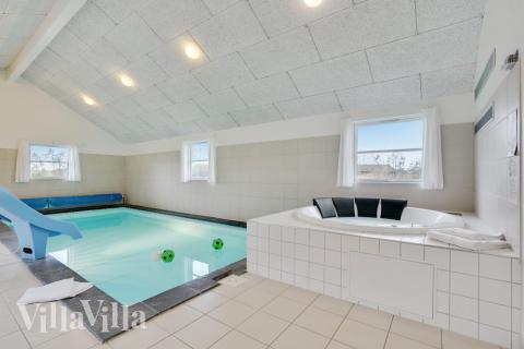 Hüpft im Luxusferienhaus Nr. 206 in Lolland/Falster/Mön in den Pool.