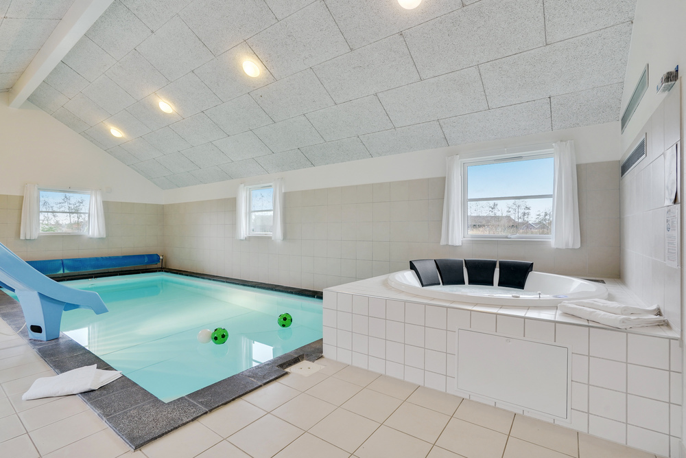Hüpft im Luxusferienhaus Nr. 206 in Lolland/Falster/Mön in den Pool.