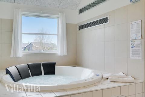 Genießen Sie den warmen Whirlpool im Luxusferienhaus Nr. 206 in Lolland/Falster/Mön