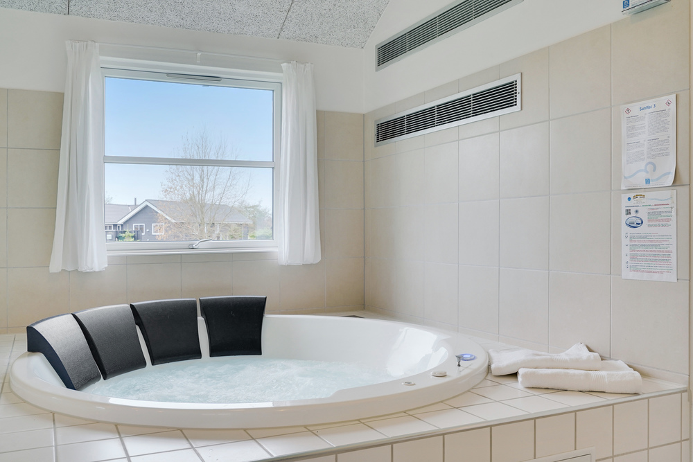 Genießen Sie den warmen Whirlpool im Luxusferienhaus Nr. 206 in Lolland/Falster/Mön