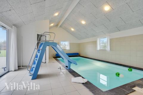 Das Ferienhaus 206 hat einen schicken Poolbereich mit Wasserrutsche, einem geräumigen, eingelassenen Whirlpool und einer Sauna.