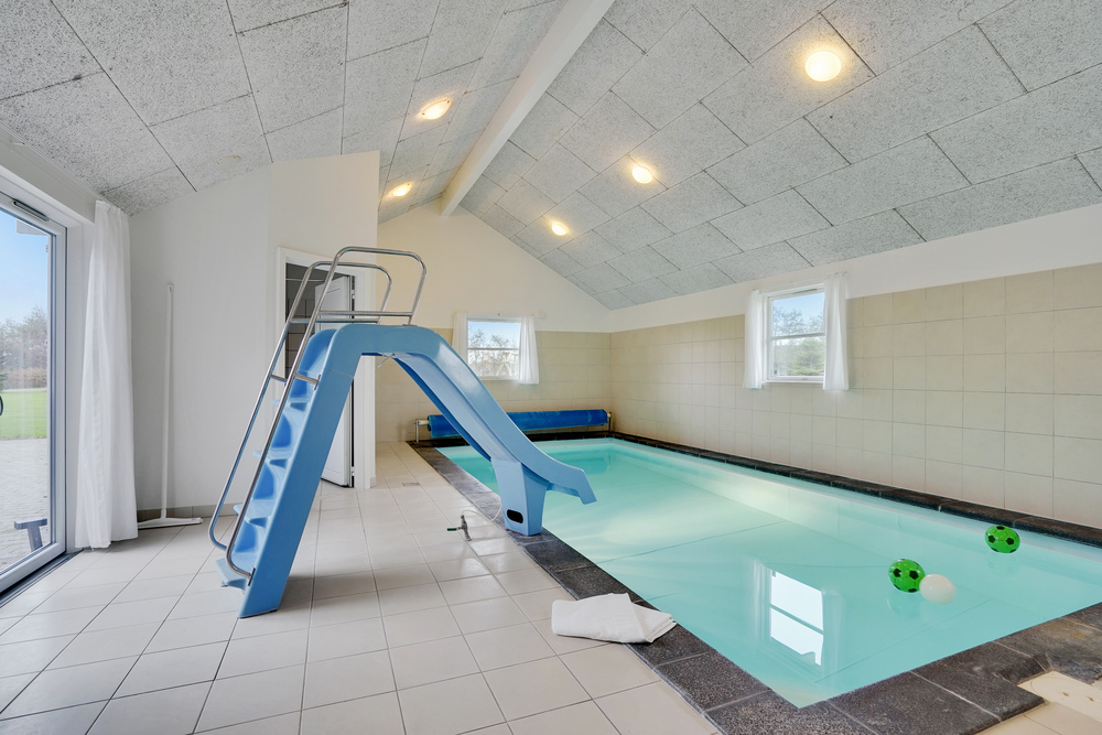 Das Ferienhaus 206 hat einen schicken Poolbereich mit Wasserrutsche, einem geräumigen, eingelassenen Whirlpool und einer Sauna.