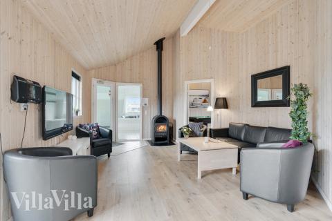 Die Couch im Luxusferienhaus Nr. 206 in Lolland/Falster/Mön lädt zu Gesellschaftsspielen oder zu Kinoabenden ein.