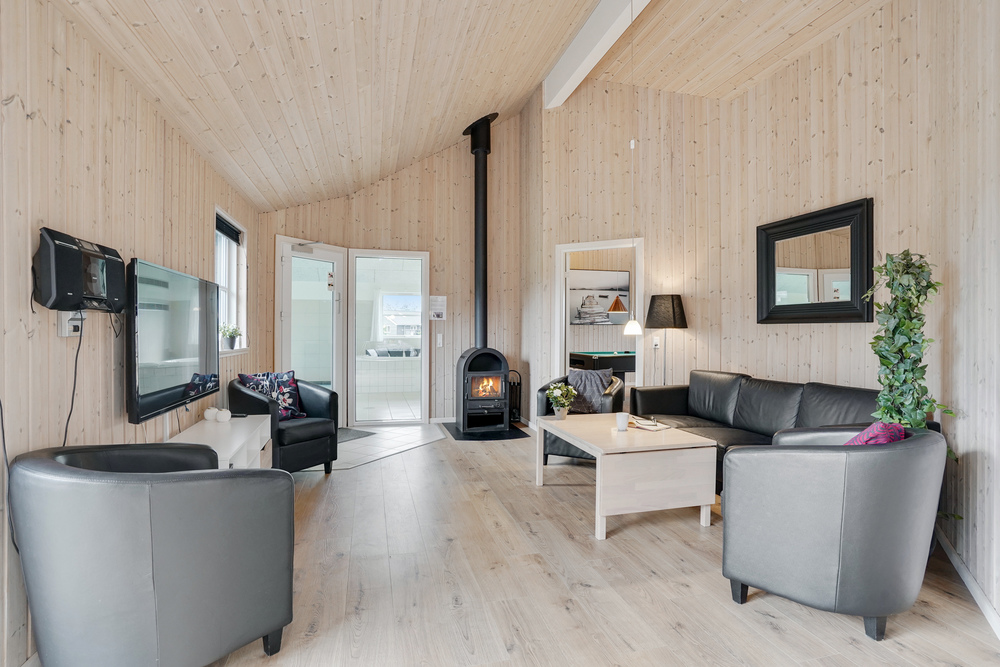 Die Couch im Luxusferienhaus Nr. 206 in Lolland/Falster/Mön lädt zu Gesellschaftsspielen oder zu Kinoabenden ein.
