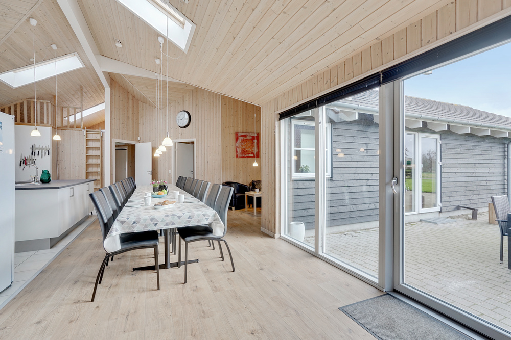 Aufenthaltsraum mit Platz für 24 im Luxusferienhaus Nr. 206.