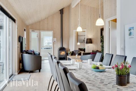 Der große, lichtdurchflutete Aufenthaltsraum im Luxusferienhaus Nr. 206 für 24.