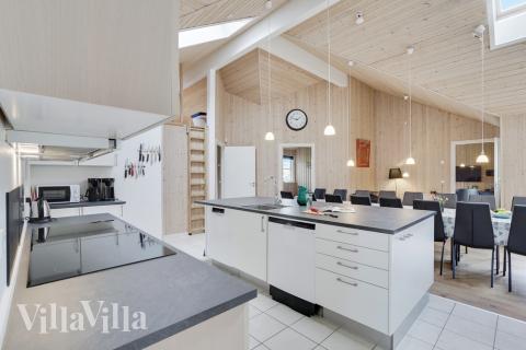 Die Küche in dem Luxusferienhaus Nr. 206 ist so gut ausgestattet, dass man problemlos Mahlzeiten für 24 Personen zubereiten kann.