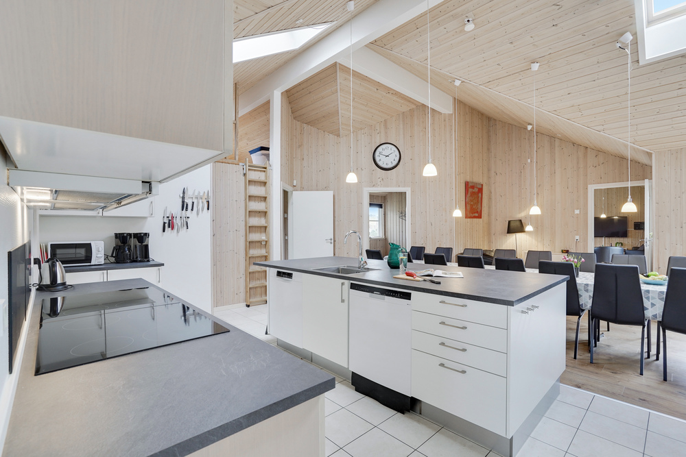 Die Küche in dem Luxusferienhaus Nr. 206 ist so gut ausgestattet, dass man problemlos Mahlzeiten für 24 Personen zubereiten kann.
