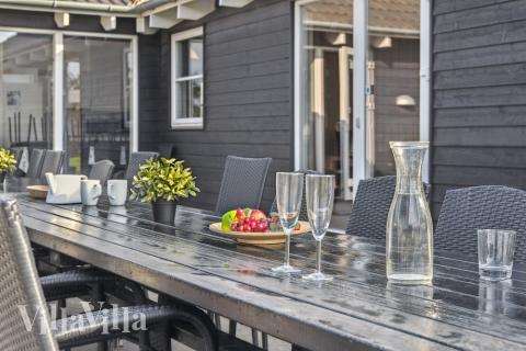 Auf der Terrasse des Ferienhauses Nr. 206 ist Platz für 24 Personen.