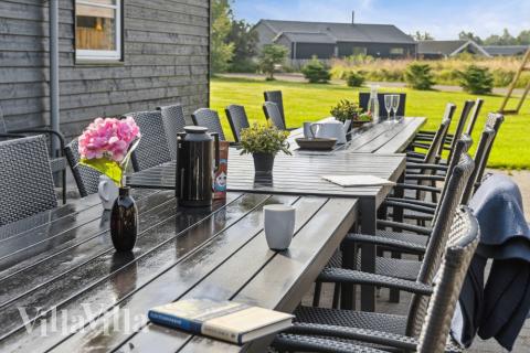 Genießen Sie einen Grillabend auf der Terrasse des Luxusferienhauses Nr. 206 in Lolland/Falster/Mön