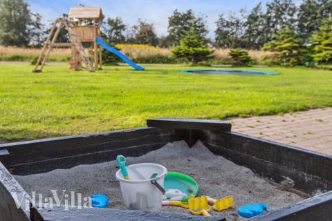 Zu dem attraktiven Ferienhaus Nr. 206 in Lolland/Falster/Mön gehört auch ein tolles Angebot im Außenbereich, z. B. Spieleturm und Schaukeln