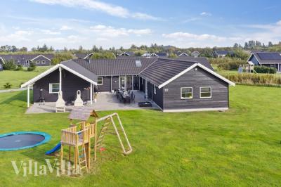 Dieses schöne Poolhaus Nr. 206 mit Platz für 24 Personen liegt in Lolland/Falster/Mön