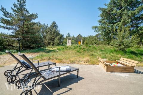 Genießen Sie einen Grillabend auf der Terrasse des Luxusferienhauses Nr. 273 in Westjütland