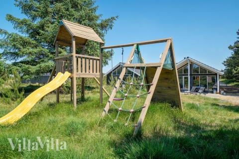 Zu dem attraktiven Ferienhaus Nr. 273 in Westjütland gehört auch ein tolles Angebot im Außenbereich, z. B. Spieleturm und Schaukeln