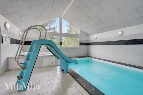 Das Ferienhaus 273 hat einen schicken Poolbereich mit Wasserrutsche, einem geräumigen, eingelassenen Whirlpool und einer Sauna.
