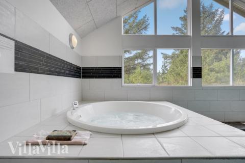 Genießen Sie den warmen Whirlpool im Luxusferienhaus Nr. 273 in Westjütland