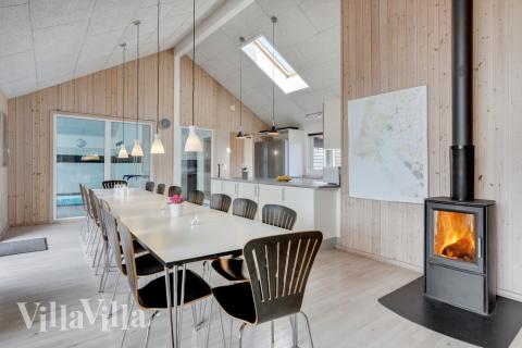 Der große, lichtdurchflutete Aufenthaltsraum im Luxusferienhaus Nr. 273 für 18.