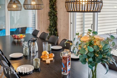 Der große, lichtdurchflutete Aufenthaltsraum im Luxusferienhaus Nr. 306 für 16.