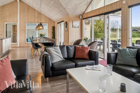 Die Couch im Luxusferienhaus Nr. 306 in Lolland/Falster/Mön lädt zu Gesellschaftsspielen oder zu Kinoabenden ein.