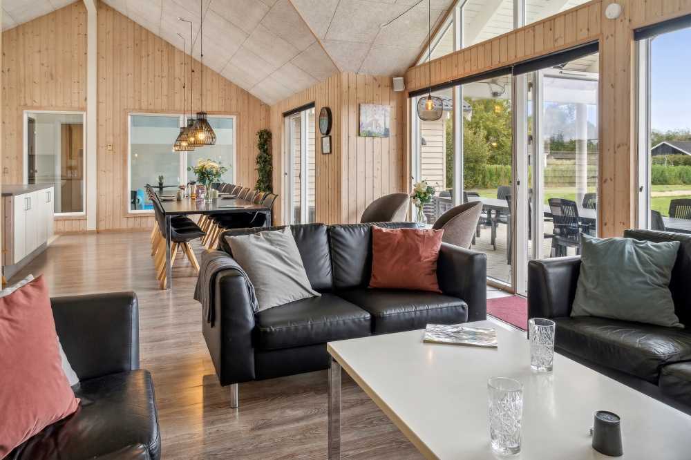 Die Couch im Luxusferienhaus Nr. 306 in Lolland/Falster/Mön lädt zu Gesellschaftsspielen oder zu Kinoabenden ein.