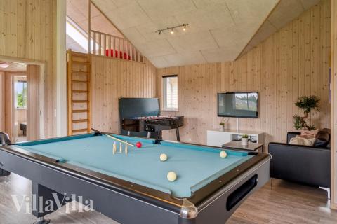 Das Luxusferienhaus 306 für 16 Personen hat einen großen Aktivitätsraum mit u. a. Billard und Darts