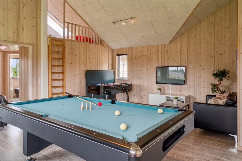 Das Luxusferienhaus 306 für 16 Personen hat einen großen Aktivitätsraum mit u. a. Billard und Darts