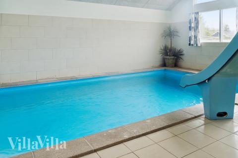 Das Ferienhaus 306 hat einen schicken Poolbereich mit Wasserrutsche, einem geräumigen, eingelassenen Whirlpool und einer Sauna.