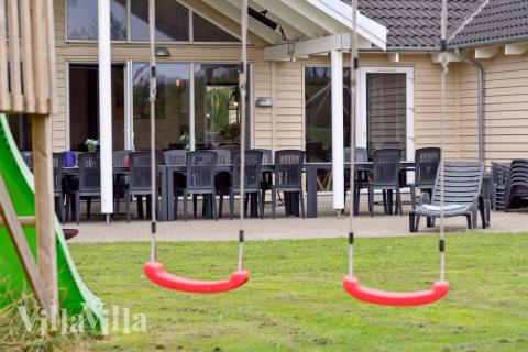 Zu dem attraktiven Ferienhaus Nr. 306 in Lolland/Falster/Mön gehört auch ein tolles Angebot im Außenbereich, z. B. Spieleturm und Schaukeln