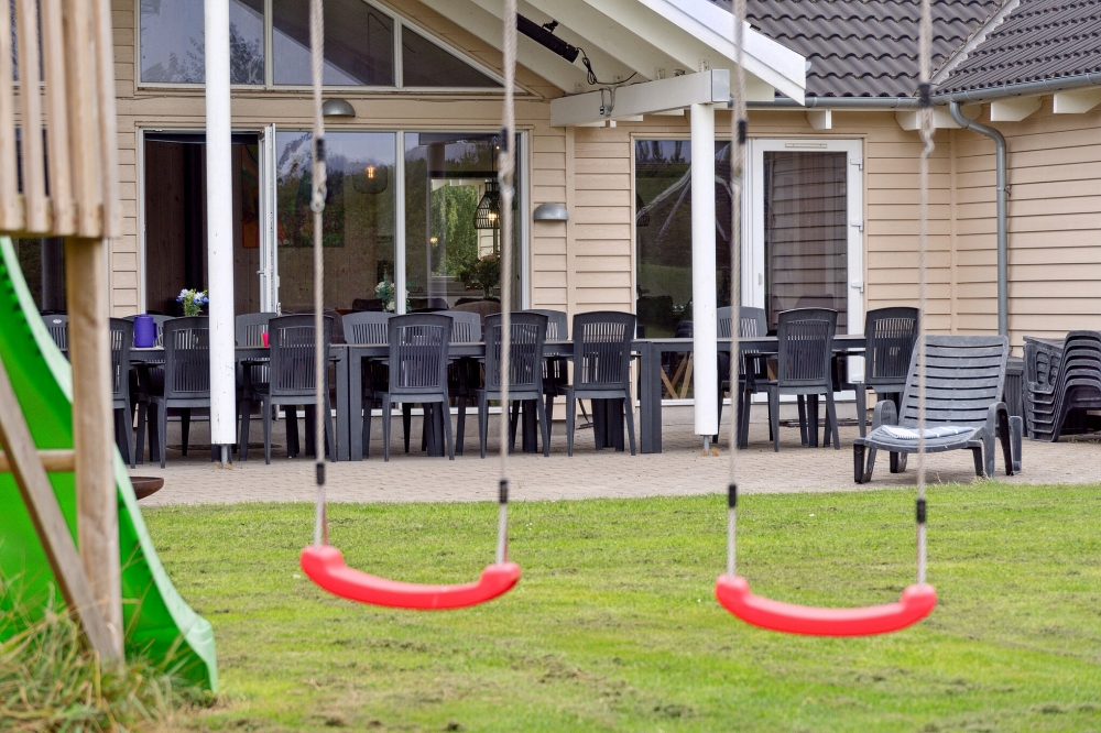Zu dem attraktiven Ferienhaus Nr. 306 in Lolland/Falster/Mön gehört auch ein tolles Angebot im Außenbereich, z. B. Spieleturm und Schaukeln