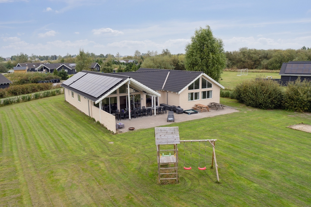 Dieses schicke Poolhaus Nr. 306 liegt in Lolland/Falster/Mön und bietet Platz für 16 Personen.