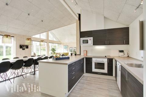 Die Küche ist direkt mit dem Wohnzimmer verbunden und natürlich mit allem ausgestattet, was der moderne Koch sich wünscht