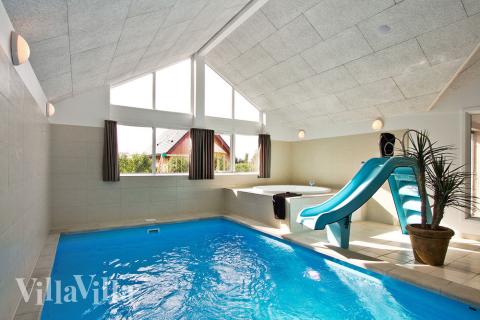 Der tolle Poolbereich bietet neben dem 15 m2 Swimmingpool mit Wasserrutsche einen Whirlpool für 4-6 Personen und eine Sauna