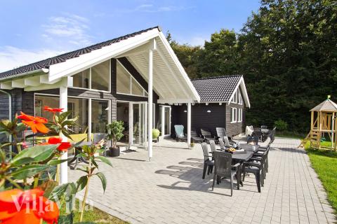 Auf der großen, offenen Terrasse kann die Sonne in den guten Gartenmöbeln ausgiebig genossen werden