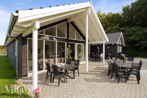 Genießen Sie den dänischen Sommer in vollen Zügen - auf der großen, teilweise überdachten Terrasse