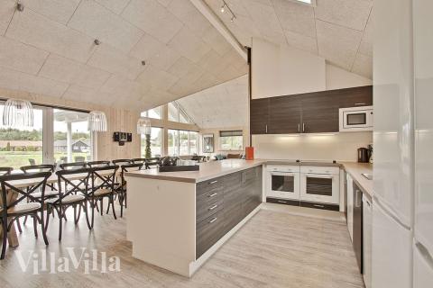 Die Küche ist ausgezeichnet ausgestattet und bietet Speiseplätze und eine Sofagruppe, sodass man es sich auch während des Kochens zusammen gemütlich machen kann