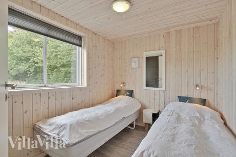 Die Schlafzimmer sind schön mit Einzel- oder Doppelbetten sowie Schränken eingerichtet