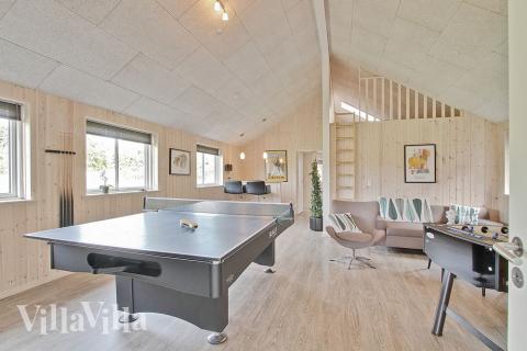 Sportliche Gäste treten im Aktivitätenraum gegeneinander in Billard/ Tischtennis, Kicker und Dart an